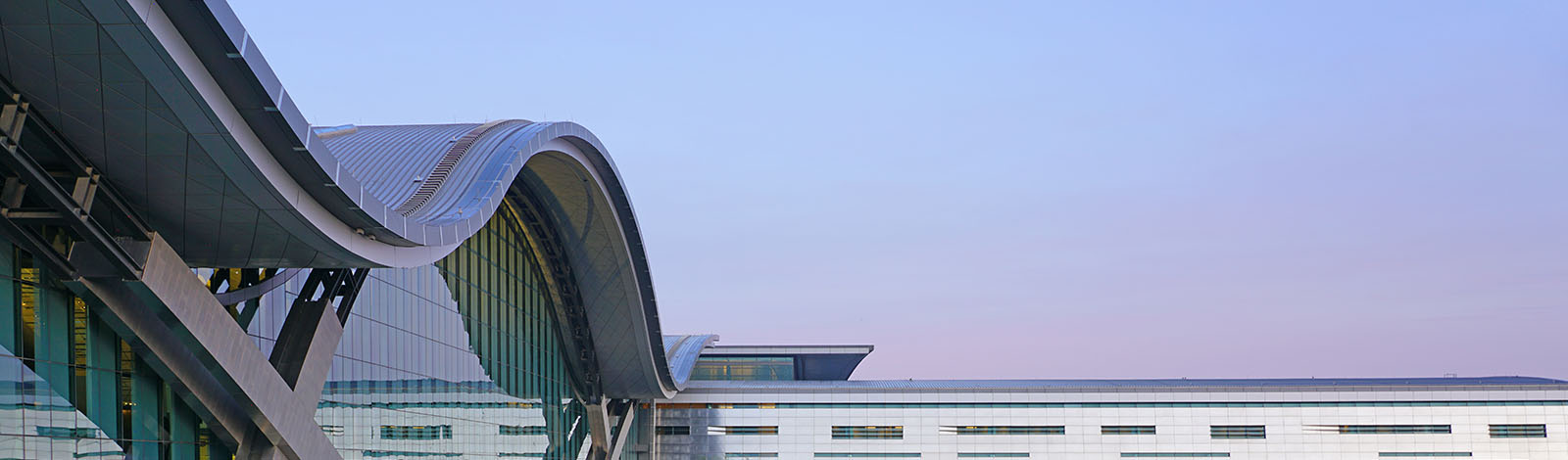 Nieuws - a picture of a blue sky and a curved roofed building